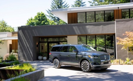 2022 Lincoln Navigator Reserve (Color: Flight Blue) Front Three-Quarter Wallpapers 450x275 (8)
