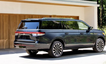 2022 Lincoln Navigator Reserve (Color: Flight Blue) Rear Three-Quarter Wallpapers 450x275 (10)