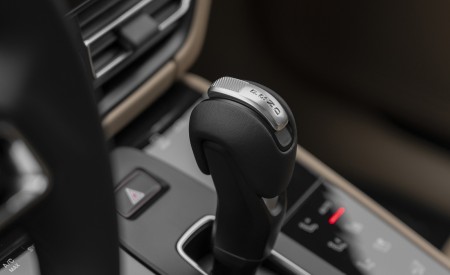 2022 Porsche Macan (Color: Gentian Blue Metallic) Central Console Wallpapers 450x275 (120)