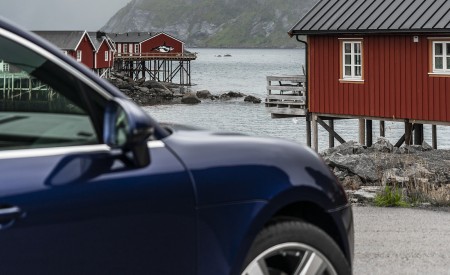2022 Porsche Macan (Color: Gentian Blue Metallic) Detail Wallpapers 450x275 (107)