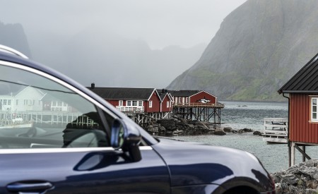 2022 Porsche Macan (Color: Gentian Blue Metallic) Detail Wallpapers 450x275 (108)
