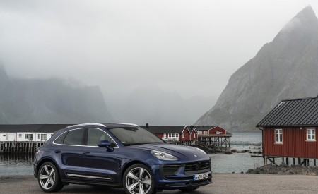 2022 Porsche Macan (Color: Gentian Blue Metallic) Front Three-Quarter Wallpapers 450x275 (94)