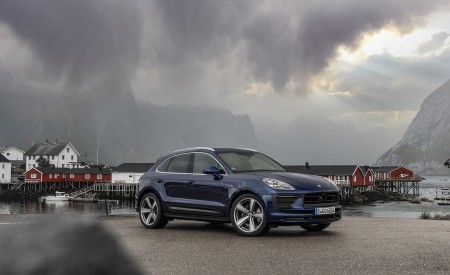 2022 Porsche Macan (Color: Gentian Blue Metallic) Front Three-Quarter Wallpapers 450x275 (96)