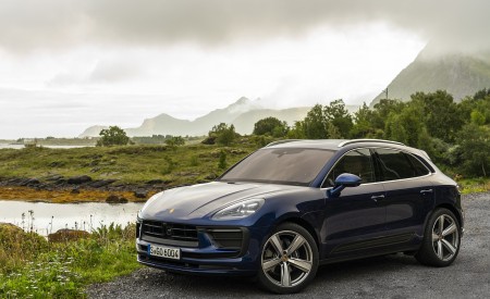 2022 Porsche Macan (Color: Gentian Blue Metallic) Front Three-Quarter Wallpapers 450x275 (100)