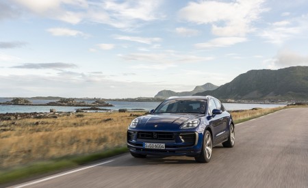 2022 Porsche Macan (Color: Gentian Blue Metallic) Front Wallpapers 450x275 (78)