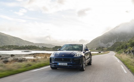 2022 Porsche Macan (Color: Gentian Blue Metallic) Front Wallpapers 450x275 (73)