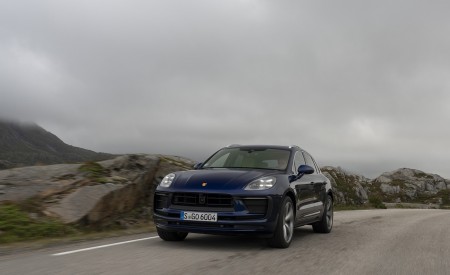 2022 Porsche Macan (Color: Gentian Blue Metallic) Front Wallpapers 450x275 (65)
