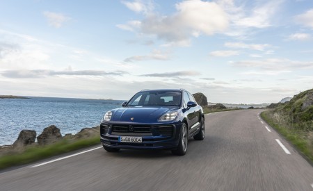 2022 Porsche Macan (Color: Gentian Blue Metallic) Front Wallpapers 450x275 (79)