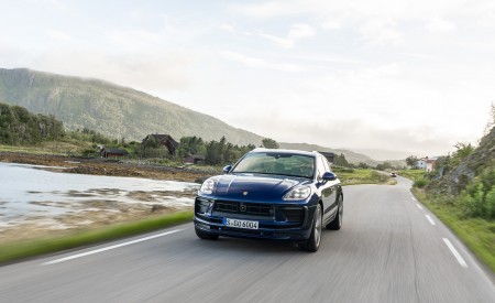 2022 Porsche Macan (Color: Gentian Blue Metallic) Front Wallpapers 450x275 (74)