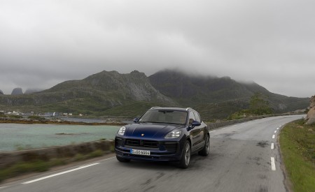 2022 Porsche Macan (Color: Gentian Blue Metallic) Front Wallpapers 450x275 (66)