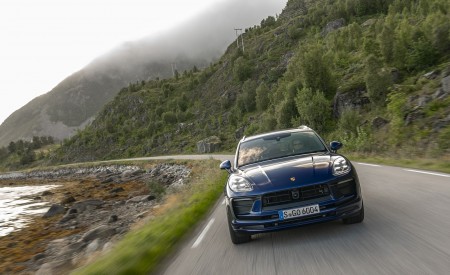 2022 Porsche Macan (Color: Gentian Blue Metallic) Front Wallpapers 450x275 (75)