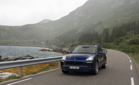 2022 Porsche Macan (Color: Gentian Blue Metallic) Front Wallpapers 450x275 (67)
