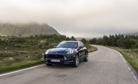2022 Porsche Macan (Color: Gentian Blue Metallic) Front Wallpapers 450x275 (81)