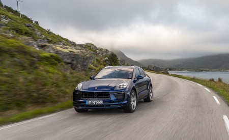 2022 Porsche Macan (Color: Gentian Blue Metallic) Front Wallpapers 450x275 (82)