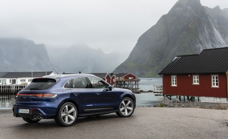 2022 Porsche Macan (Color: Gentian Blue Metallic) Rear Three-Quarter Wallpapers 450x275 (97)