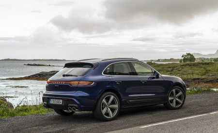 2022 Porsche Macan (Color: Gentian Blue Metallic) Rear Three-Quarter Wallpapers 450x275 (86)