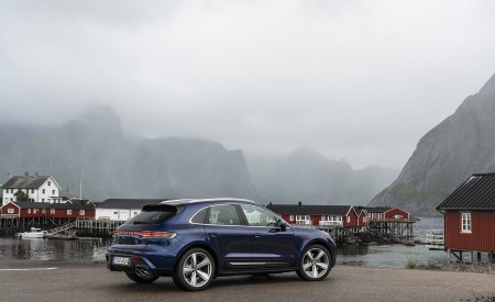 2022 Porsche Macan (Color: Gentian Blue Metallic) Rear Three-Quarter Wallpapers 450x275 (98)
