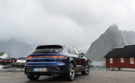 2022 Porsche Macan (Color: Gentian Blue Metallic) Rear Three-Quarter Wallpapers 450x275 (87)