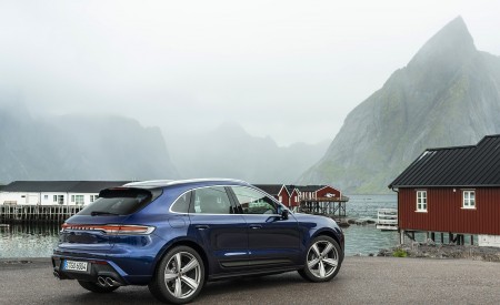 2022 Porsche Macan (Color: Gentian Blue Metallic) Rear Three-Quarter Wallpapers 450x275 (99)