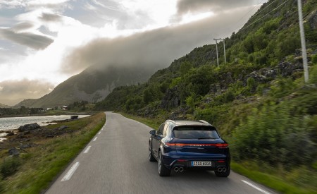 2022 Porsche Macan (Color: Gentian Blue Metallic) Rear Wallpapers 450x275 (88)