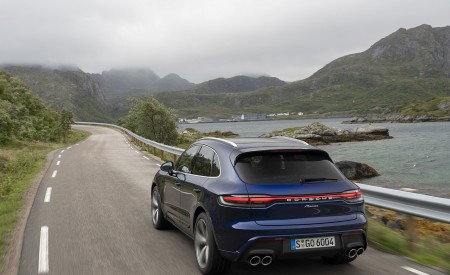 2022 Porsche Macan (Color: Gentian Blue Metallic) Rear Wallpapers 450x275 (69)