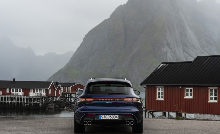 2022 Porsche Macan (Color: Gentian Blue Metallic) Rear Wallpapers 450x275 (102)