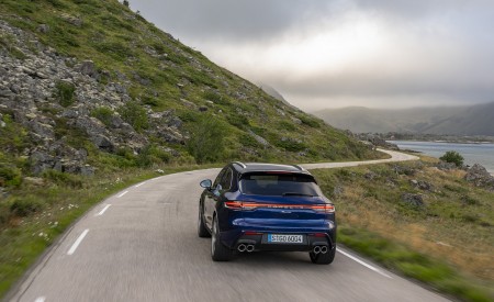 2022 Porsche Macan (Color: Gentian Blue Metallic) Rear Wallpapers 450x275 (89)