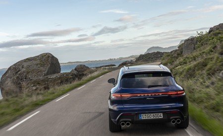 2022 Porsche Macan (Color: Gentian Blue Metallic) Rear Wallpapers 450x275 (84)
