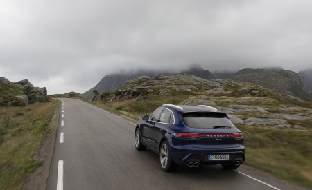 2022 Porsche Macan (Color: Gentian Blue Metallic) Rear Wallpapers 450x275 (70)