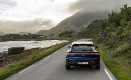 2022 Porsche Macan (Color: Gentian Blue Metallic) Rear Wallpapers 450x275 (90)