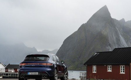 2022 Porsche Macan (Color: Gentian Blue Metallic) Rear Wallpapers 450x275 (85)