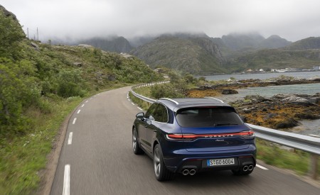 2022 Porsche Macan (Color: Gentian Blue Metallic) Rear Wallpapers 450x275 (71)