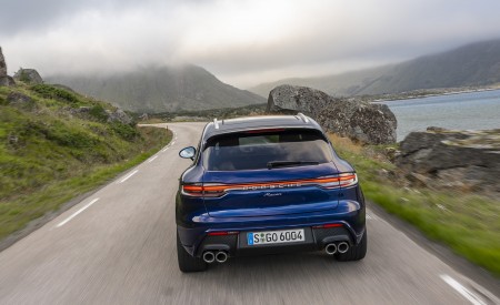 2022 Porsche Macan (Color: Gentian Blue Metallic) Rear Wallpapers 450x275 (91)