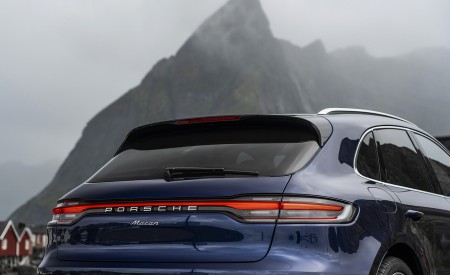2022 Porsche Macan (Color: Gentian Blue Metallic) Rear Wallpapers 450x275 (105)