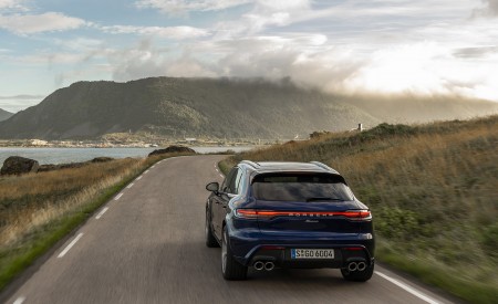2022 Porsche Macan (Color: Gentian Blue Metallic) Rear Wallpapers 450x275 (93)