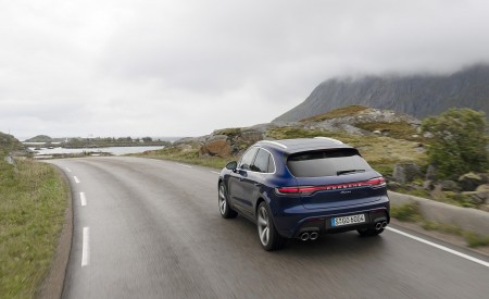 2022 Porsche Macan (Color: Gentian Blue Metallic) Rear Wallpapers 450x275 (76)