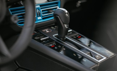 2022 Porsche Macan (Color: Miami Blue) Central Console Wallpapers 450x275 (63)
