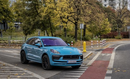 2022 Porsche Macan (Color: Miami Blue) Front Three-Quarter Wallpapers 450x275 (2)