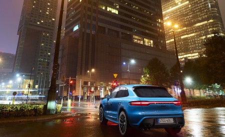 2022 Porsche Macan (Color: Miami Blue) Rear Three-Quarter Wallpapers 450x275 (8)