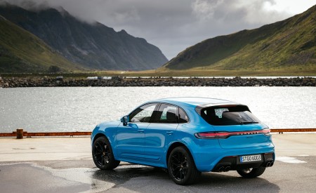 2022 Porsche Macan (Color: Miami Blue) Rear Three-Quarter Wallpapers 450x275 (53)