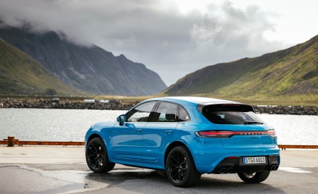 2022 Porsche Macan (Color: Miami Blue) Rear Three-Quarter Wallpapers 450x275 (54)