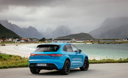 2022 Porsche Macan (Color: Miami Blue) Rear Three-Quarter Wallpapers 450x275 (56)