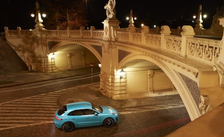 2022 Porsche Macan (Color: Miami Blue) Top Wallpapers 450x275 (10)