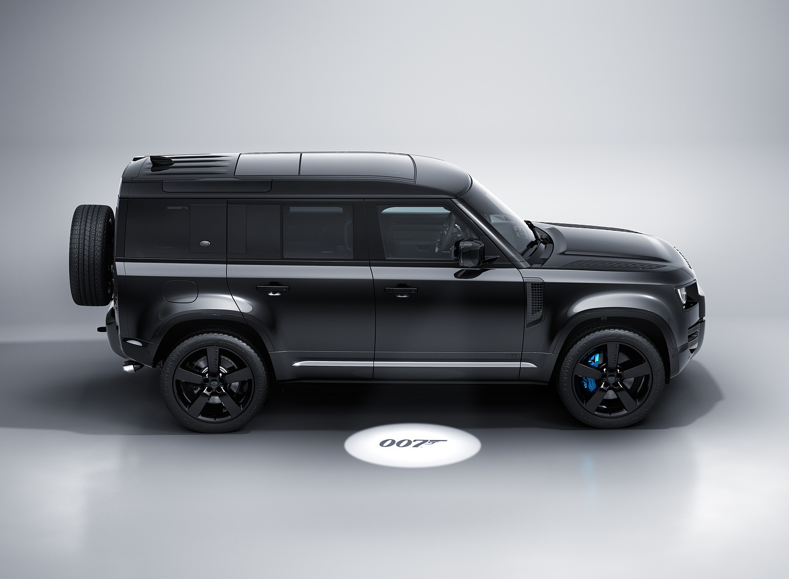 2021 Land Rover Defender V8 Bond Edition Side Wallpapers (3)