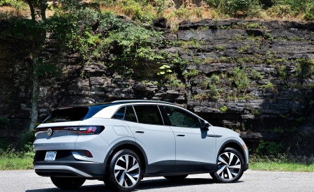 2021 Volkswagen ID.4 AWD Pro S with Gradient Package (US-Spec) Rear Three-Quarter Wallpapers 450x275 (67)