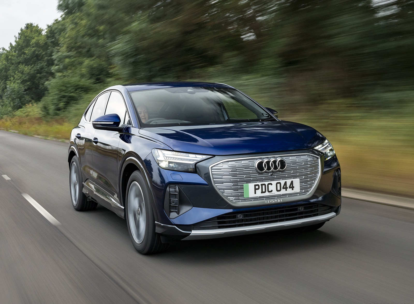 2022 Audi Q4 Sportback 40 e-tron (UK-Spec) Front Three-Quarter Wallpapers (1)