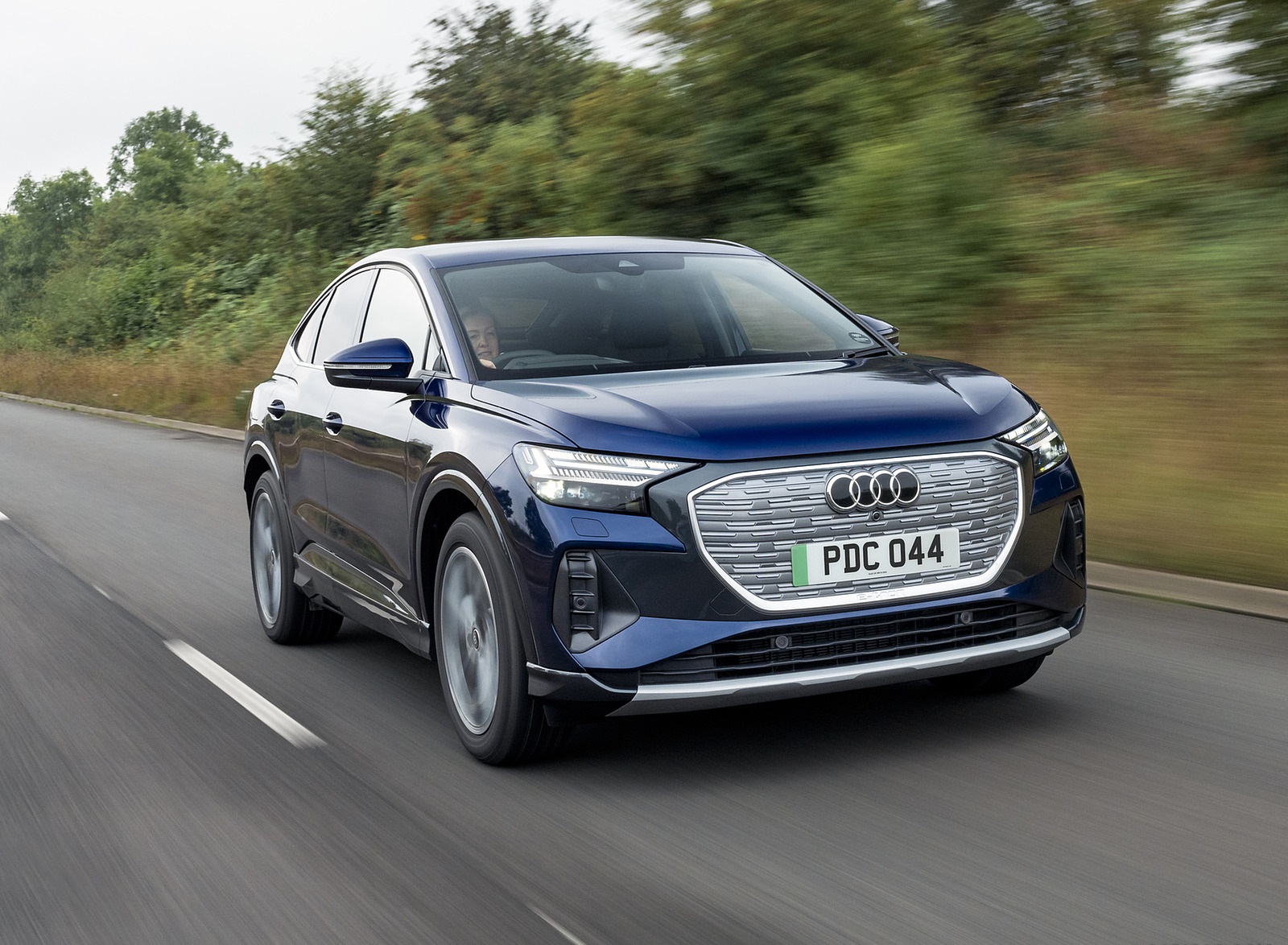 2022 Audi Q4 Sportback 40 e-tron (UK-Spec) Front Three-Quarter Wallpapers (4)