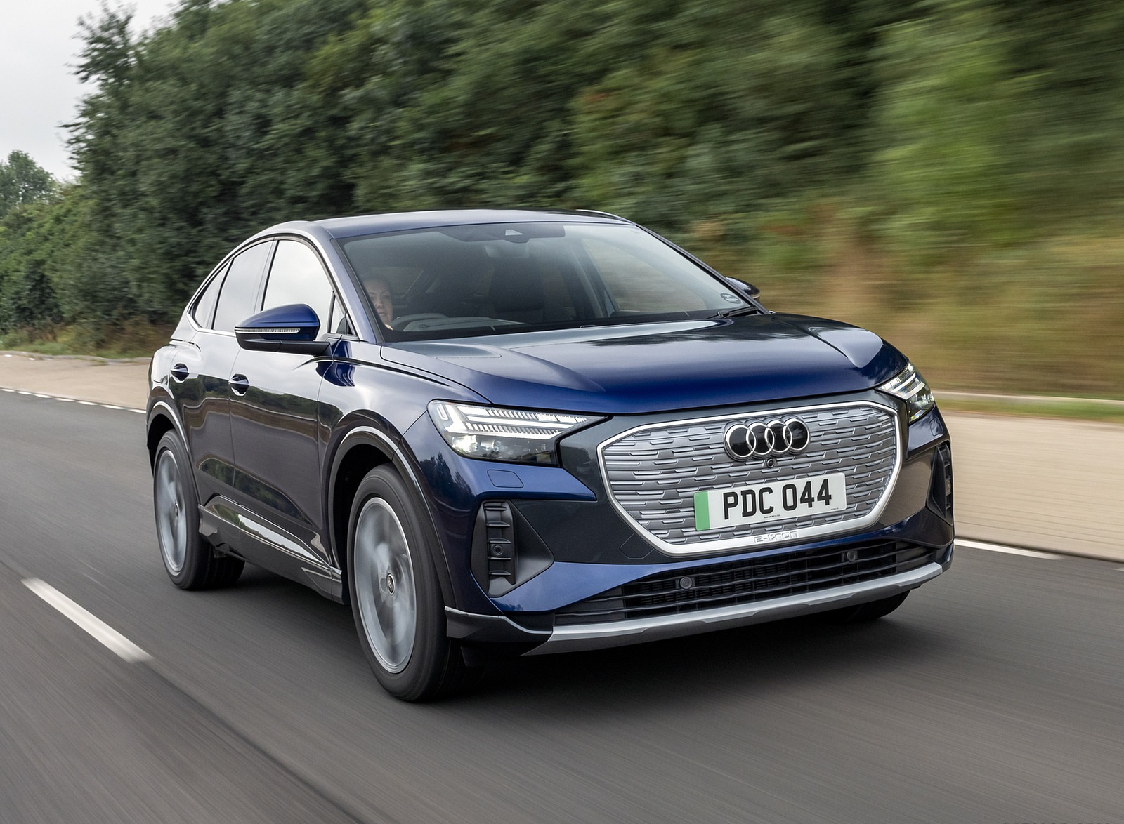 2022 Audi Q4 Sportback 40 e-tron (UK-Spec) Front Three-Quarter Wallpapers (5)