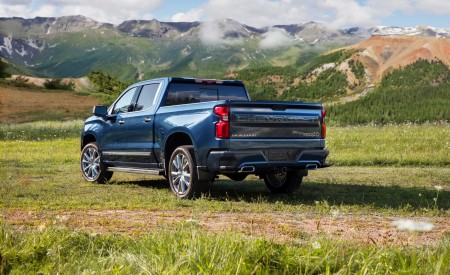 2022 Chevrolet Silverado High Country Rear Three-Quarter Wallpapers 450x275 (2)