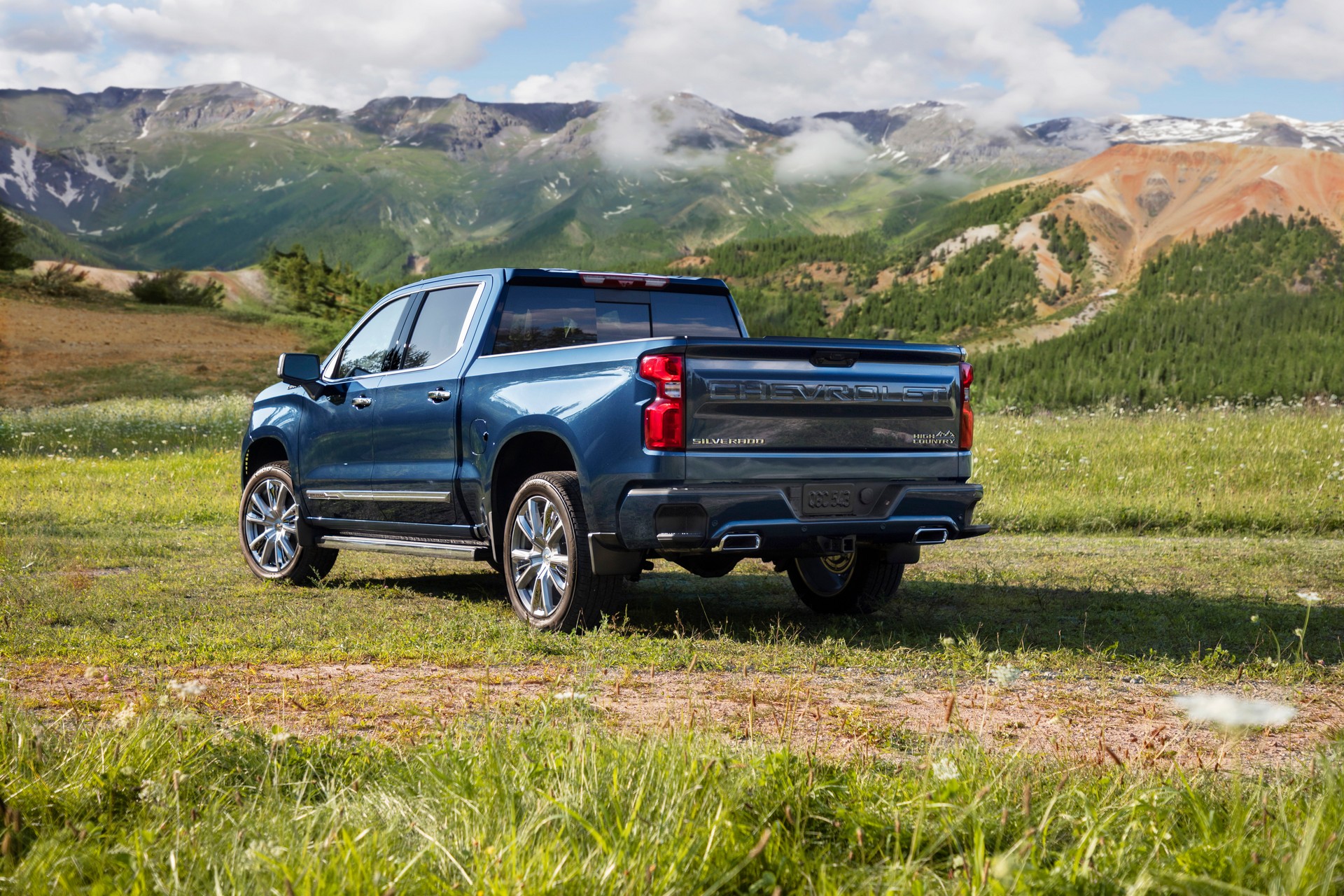 2022 Chevrolet Silverado High Country Rear Three-Quarter Wallpapers (2)